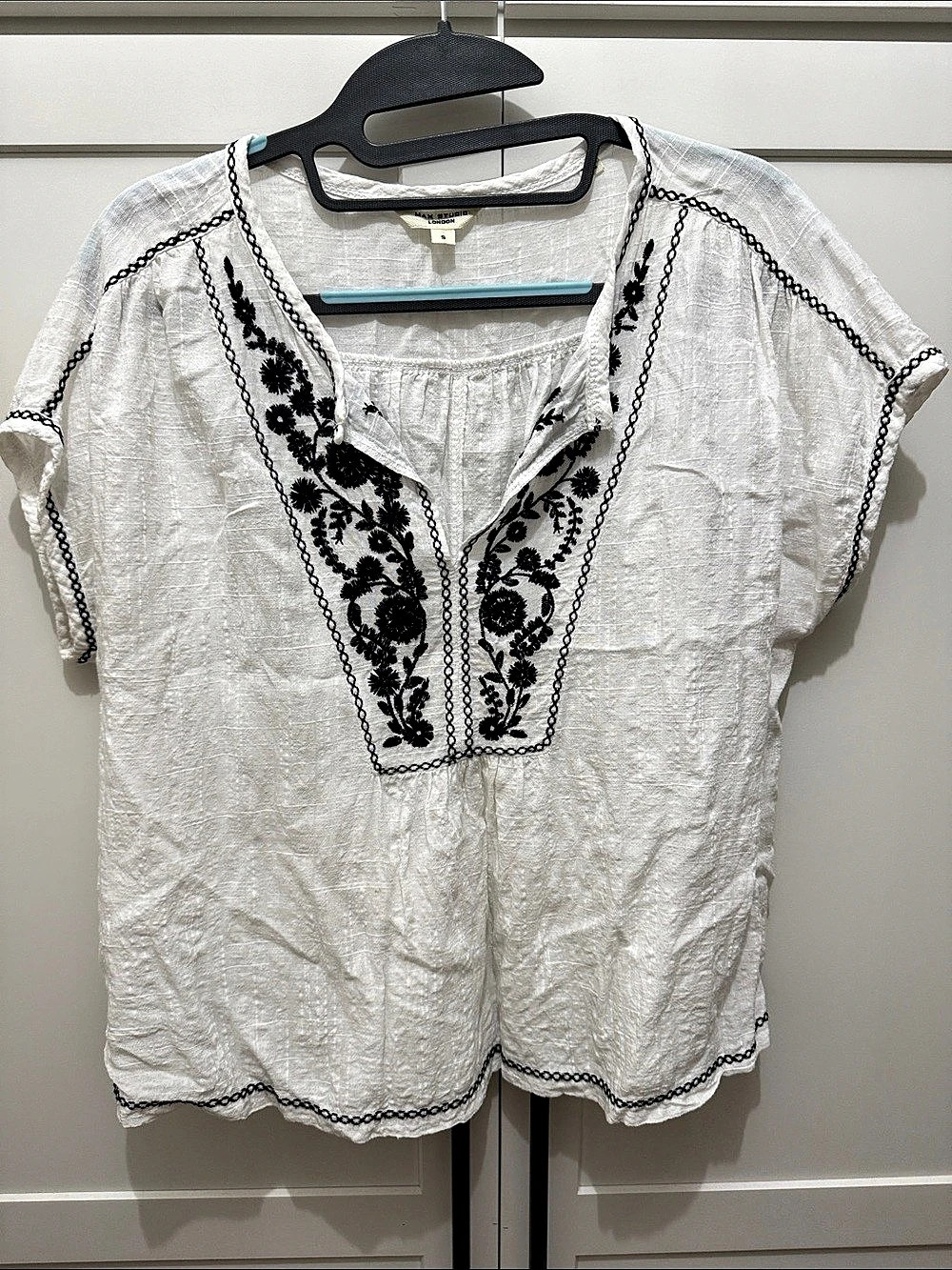 Max Studio Embroidered Tunic in White & Black Small Like New